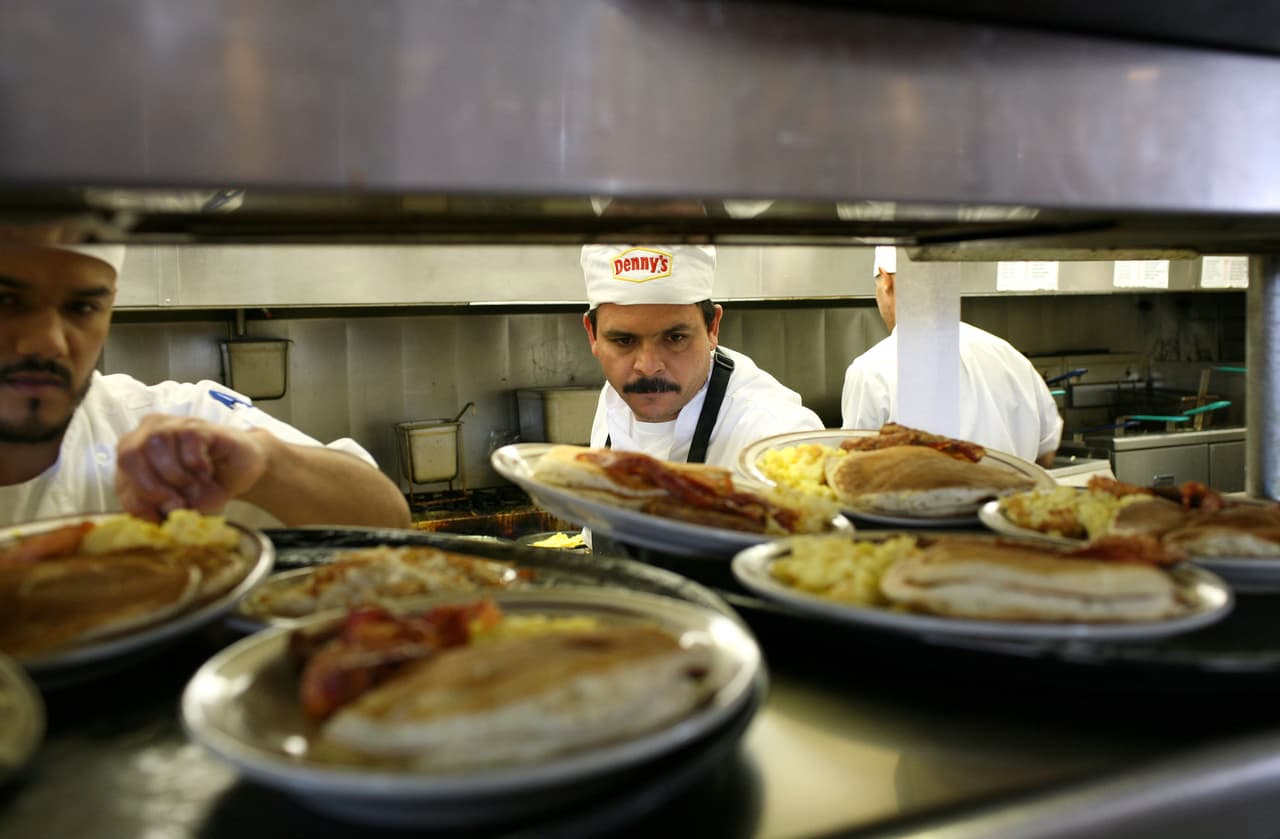 <b>LO BÁSICO: Sácala a comer</b>. Comienza el día invitando a mamá a una comida deliciosa. Muchos restaurantes albergan celebraciones del Día de la Madre y también ofrecen comida para llevar.