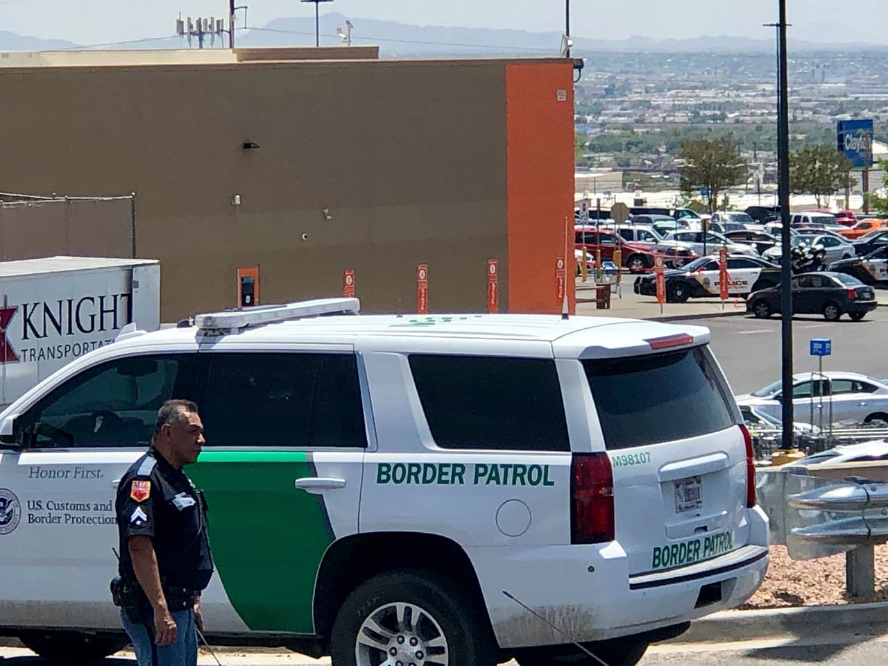Las autoridades detuvieron a un joven sospechoso de ser el tirador y que se entregó sin resistencia. Aunque la policía no ha revelado su identidad, varios medios apuntan que se trata de Patrick Crusious, de 21 años y residente de Allen, cerca de Dallas.