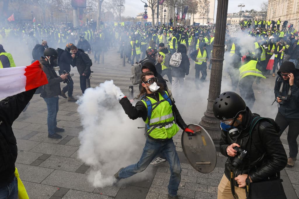 Muchos manifestantes lanzaron diversos proyectiles y frascos de gas lacrimógeno a la policía.