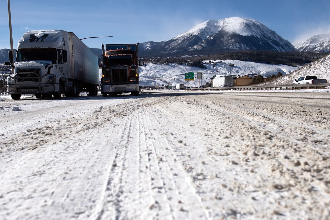 El paso de un poderoso frente ártico está trayendo frío extremo, fuertes nevadas y vientos intensos en gran parte de Estados Unidos, justo antes del fin de semana navideño. 
<br>
<br>El tormenta invernal ha puesto en alerta a 135 millones de personas, de acuerdo con las previsiones del Servicio Meteorológico Nacional (National Weather Service, NWS), pero en algunos sitios las condiciones son aún más riesgosas. De acuerdo con la información de los centros regionales del NWS, estas son las ciudades más afectadas. 
<i><b><a href="https://www.univision.com/noticias/estados-unidos/tormenta-invernal-consejos-para-mantenerse-a-salvo" target="_blank">Aquí te decimos cómo protegerte del mal tiempo.</a></b></i>
<br>