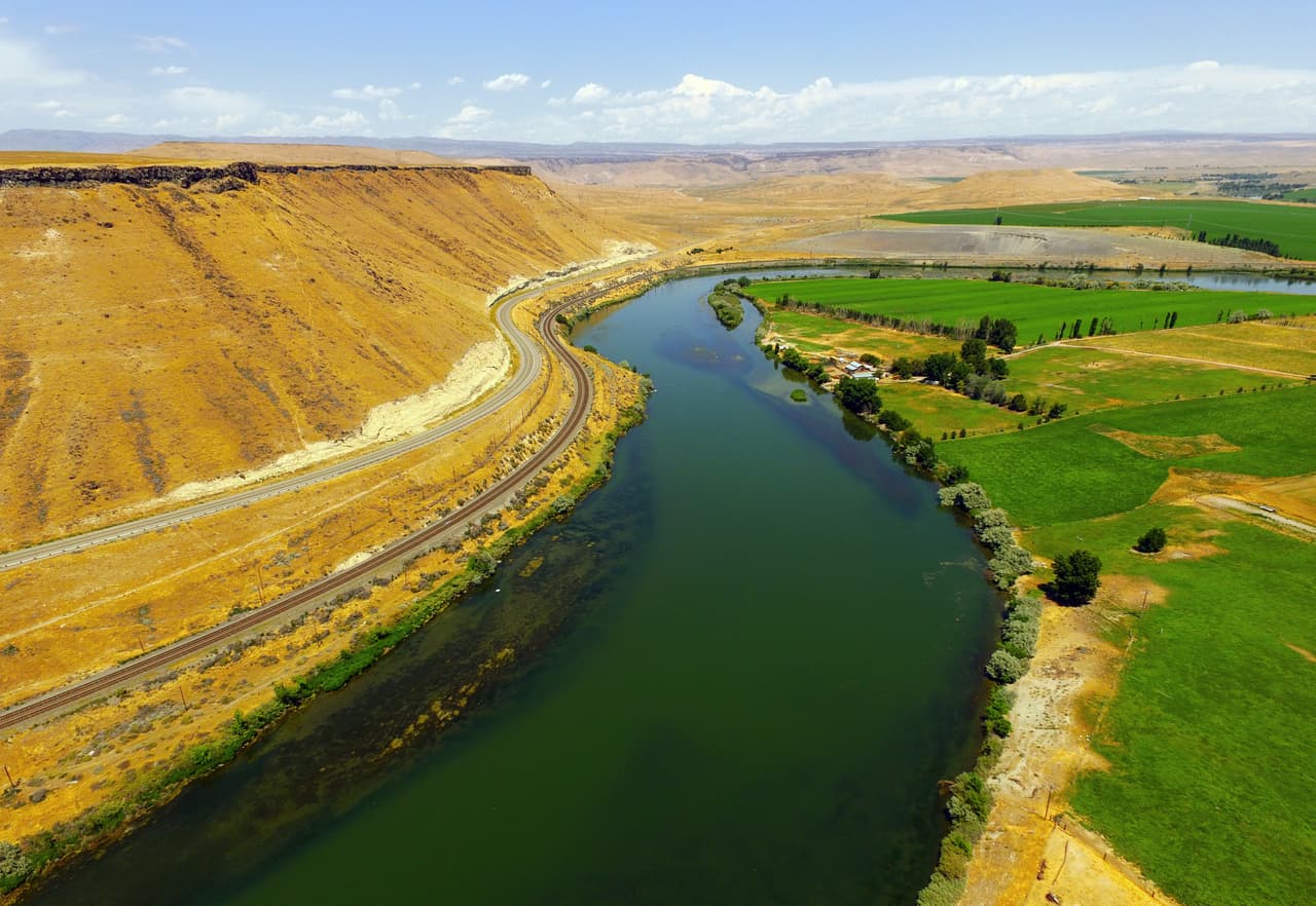 <b>En Idaho | el lugar más pobre es Glenns Ferry</b>
<br>
<br>🔘 
<b>Ingreso medio de Glenns Ferry:</b> $27,583
<br>🔘 
<b>Ingreso medio de Idaho: </b>$55,785
<br>🔘 
<b>Adultos con educación universitaria:</b> 11.7%
<br>🔘 
<b>Población que vive en la pobreza:</b> 39.1%
<br>🔘 
<b>Valor promedio de la propiedad:</b> $103,000