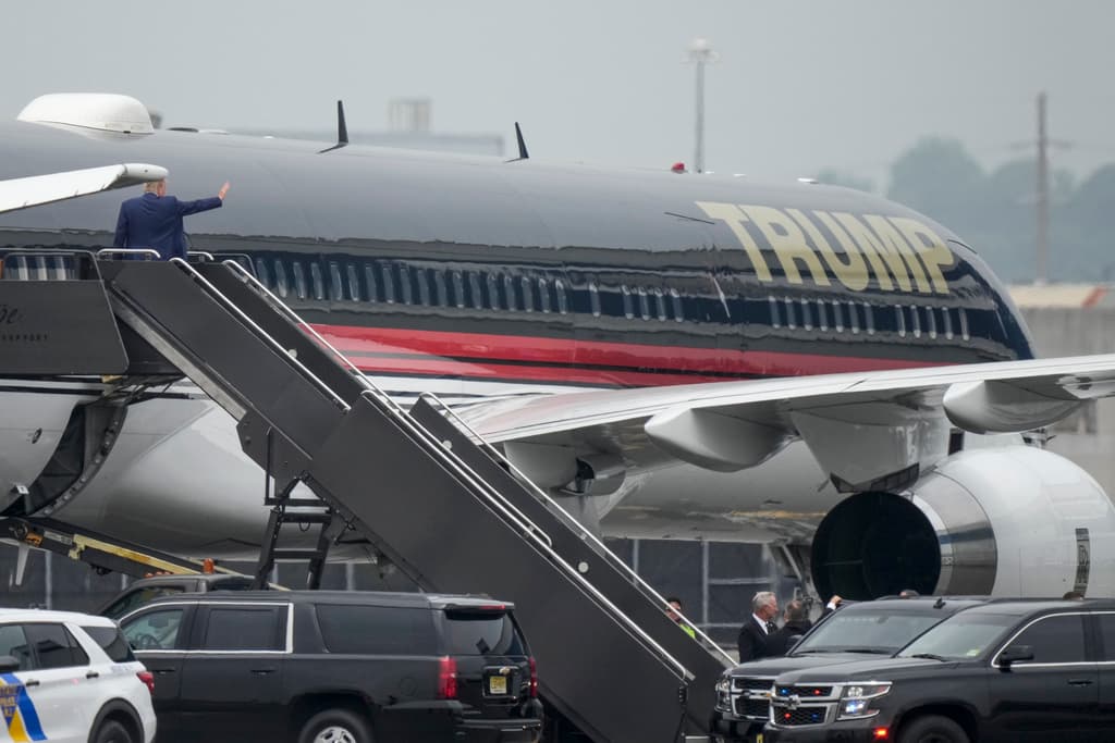 Las imágenes muestran a Trump saludando mientras sube los escalones de su avión personal, luego de salir de un SUV. La acusación se produce luego de que encontraran más de 100 documentos con marcas clasificadas en el resort Mar-a-Lago de Trump en agosto de 2022.
<br>