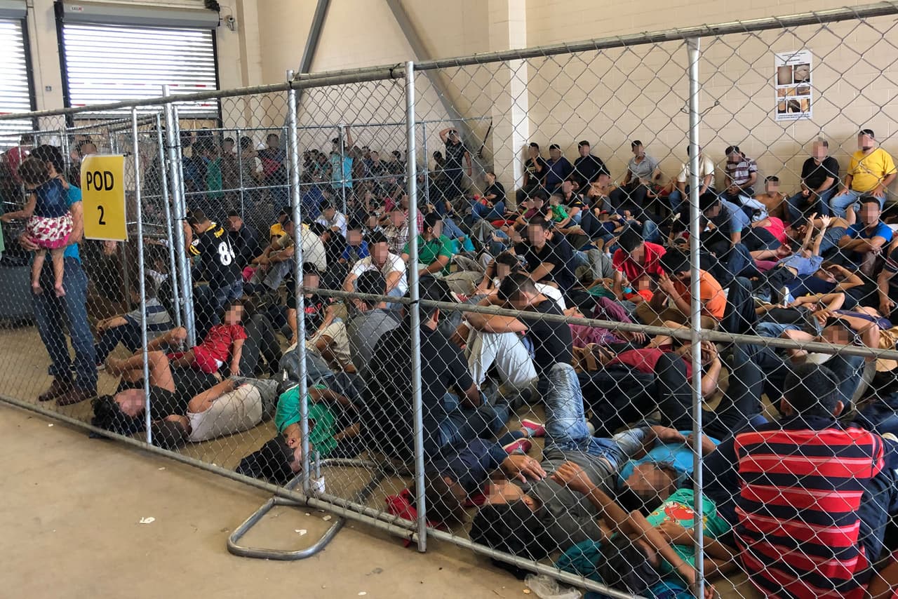 <b>Enjaulados:</b> Las imágenes de los inmigrantes en jaulas, como esta en la estación de McAllen, en Texas, dieron la vuelta al mundo y provocaron la indignación ante el aumento de las medidas tomadas por la administración Trump contra los migrantes.