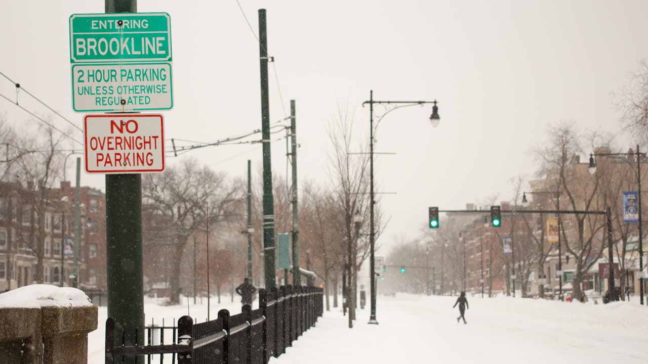 <h3 class="cms-H3-H3">16. Brookline</h3>
<br>
<br>Brookline, ubicada dentro de los límites de Boston, ofrece un ambiente frondoso y transitable es conocido por sus calles arboladas, jardines bien cuidados y elegantes mansiones victorianas. Brookline cuenta con dos sucursales del sistema de tranvías Green Line de MBTA, cerca del 30% de los residentes se desplazan al trabajo en transporte público. También ofrece un buen programa para adultos mayores. 
<br>
<br>🏡 
<b>Estado: </b>Massachusetts
<br>
<br>🏡 
<b>Condado: </b>Norfolk
<br>
<br>🏡 
<b>Población:</b> 60,383
<br>