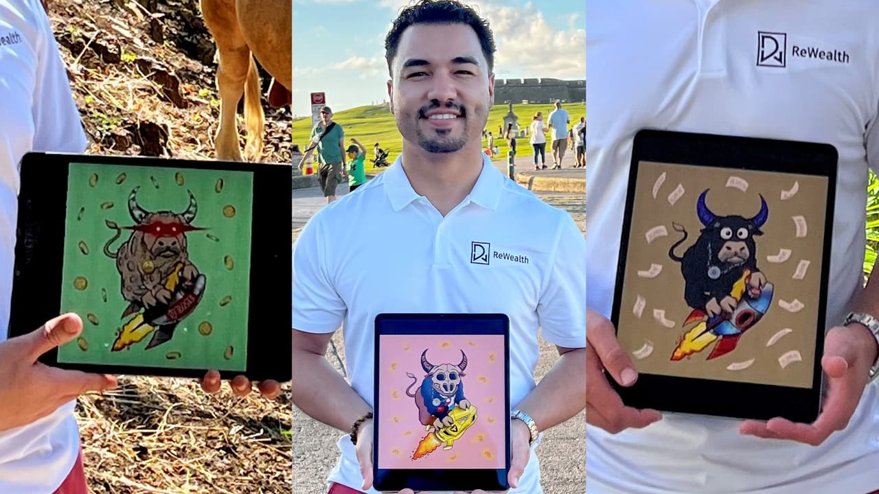 Wilberto Rodriguez mostrando algunos de sus NFTs de los Wall St Bulls (los Toros de Wall St) durante sus vacaciones en Puerto Rico.