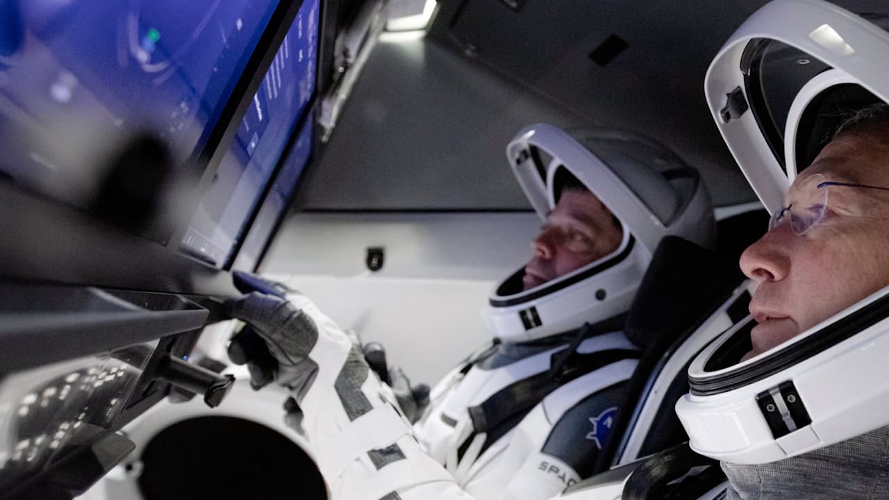 Los uniformes que los astronautas usan durante la misión fueron creados por el diseñador mexicoamericano José Fernández.
