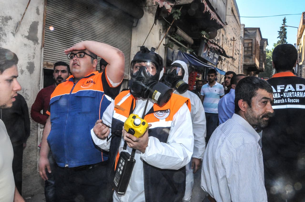 Justamente hace un año, un ataque similar se registró a las 6:30 de la mañana del 4 de abril de 2017, un bombardeo aéreo golpeó el centro de Khan Sheikhoun. La sospecha de que se trataba de agentes químicos se incrementó cuando las víctimas empezaron a presentar síntomas típicos de gases venenosos como las convulsiones y el ahogamiento. 
<a href="http://cnnespanol.cnn.com/2017/04/06/el-bombardeo-quimico-que-motivo-el-ataque-de-ee-uu-cronologia-del-horror/"><b>Según testigos que hablaron con la BBC</b></a>
<b>,</b> cinco minutos más tarde otros tres ataques golpearon el centro de la ciudad sin presencia de gases pero aumentado las víctimas.