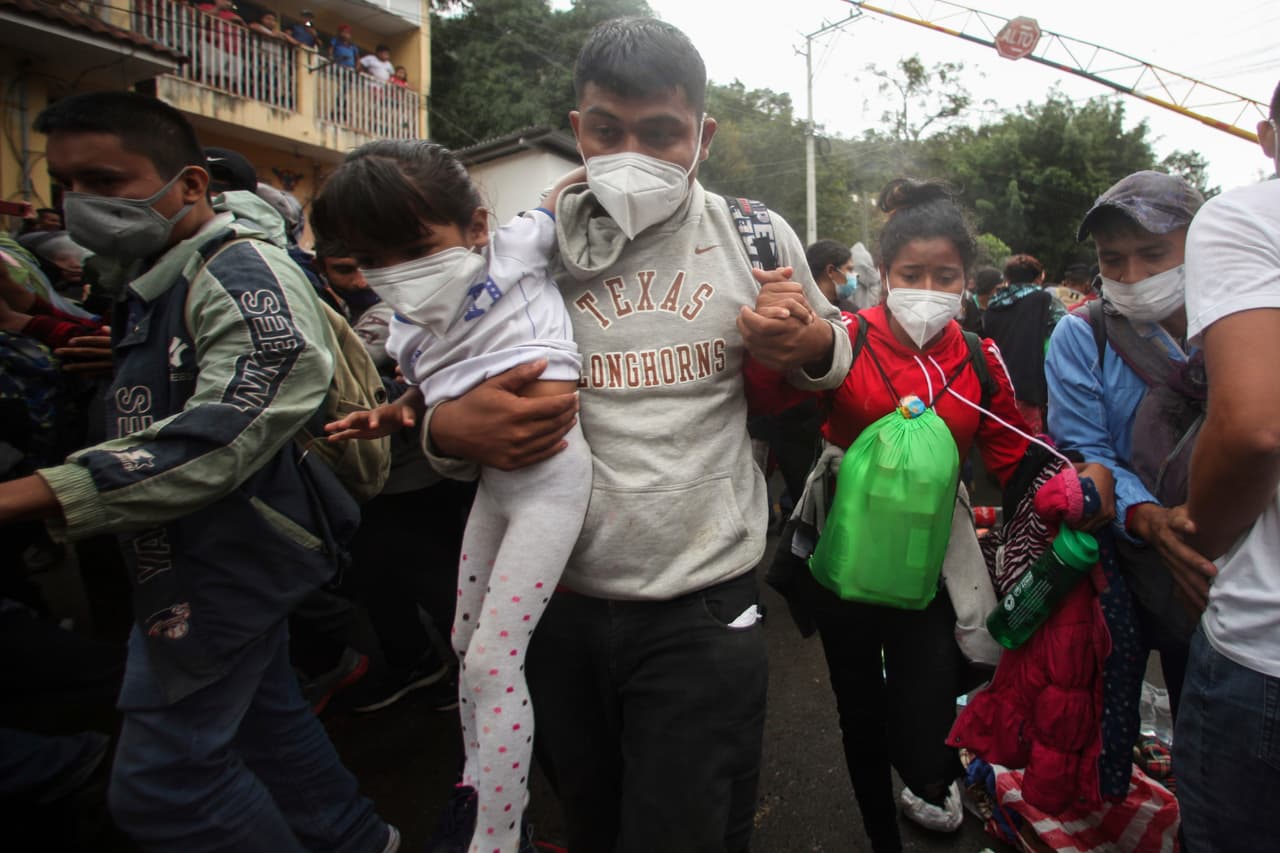 El camino de los migrantes antes de ser contenidos en Vado Hondo. El próximo mandatario estadounidense ha prometido que desarmará la política migratoria de ‘tolerancia cero’ de Donald Trump desde el primer día de su mandato.