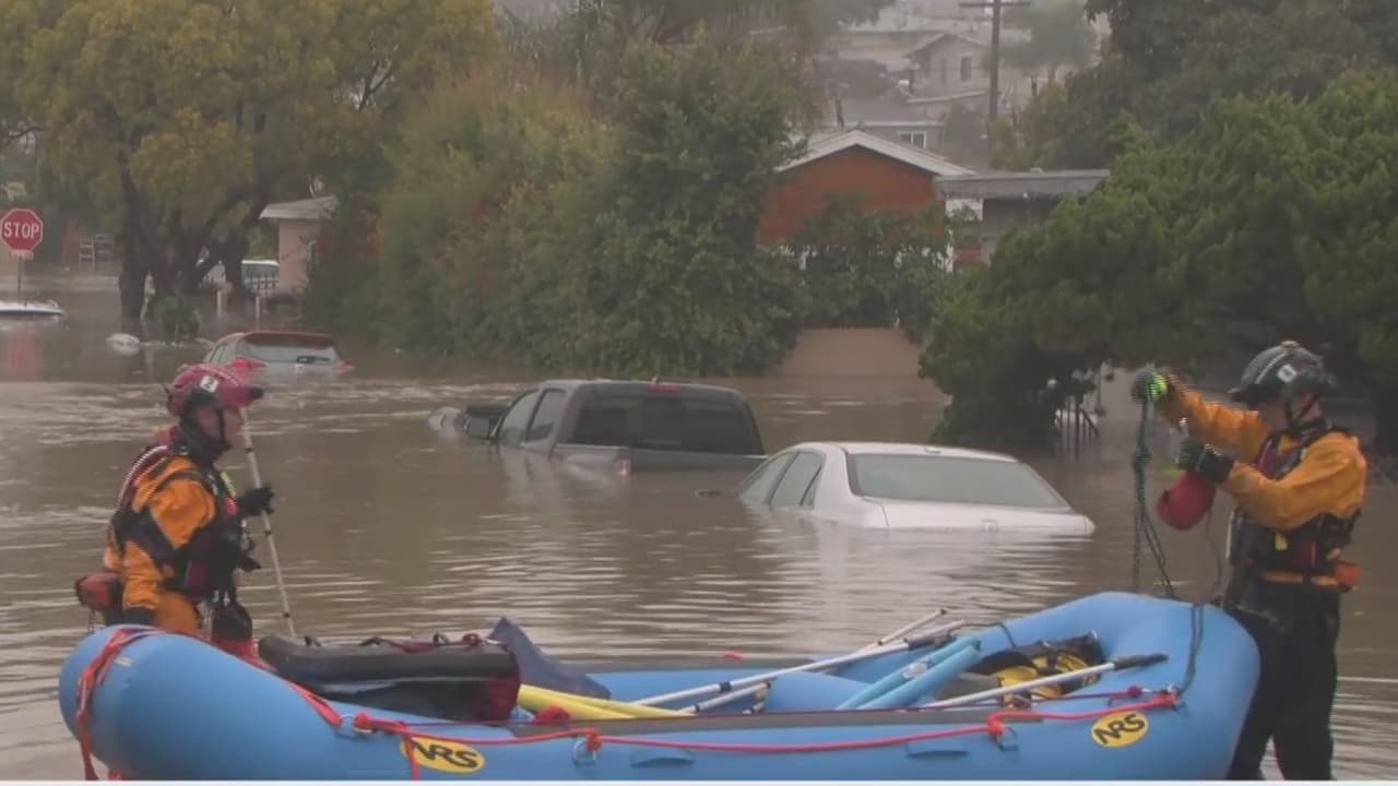 San Diego tuvo que declarar el estado de emergencia debido a la crítica situación que se desató por culpa de las intensas precipitaciones. Asimismo, autoridades esperan que se acelere el proceso para recibir las ayudas estatales y federales con las cuales se busca mitigar los daños provocados por las inundaciones.
