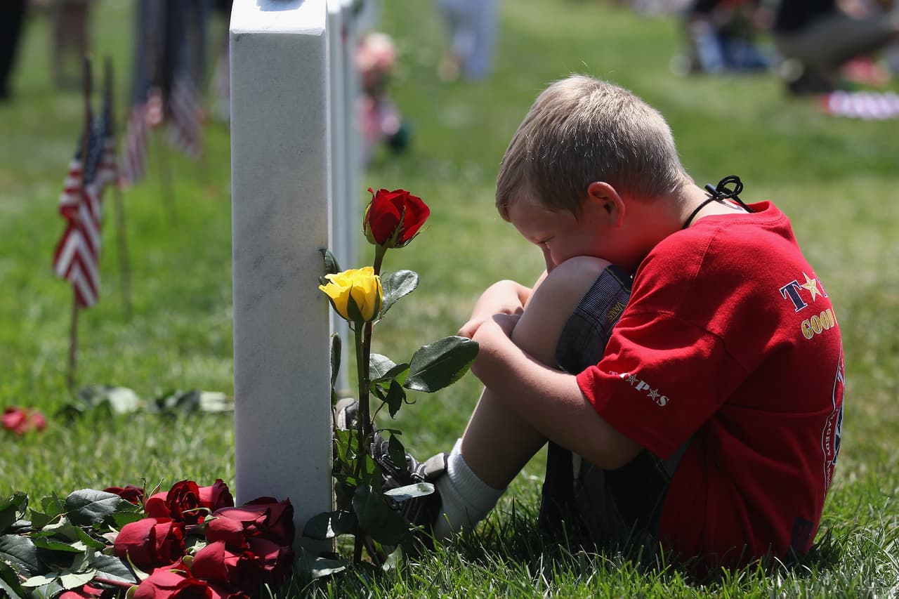 Wyatt McCain, de 8 años, sentado junto a la tumba de su padre en el Cementerio Nacional de Arlington, el Día de los Caídos de 2012. El soldado Johnathan McCain murió por la explosión de una bomba al borde de una carretera en Afganistán, en noviembre de 2011.
<br>
<br>Luego de diez años de combates algunos líderes militares estadounidenses habían llegado a la conclusión de que la guerra no se podía ganar militarmente y que solo un acuerdo negociado podía poner fin al conflicto.
<br>