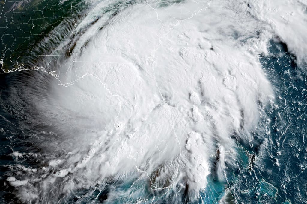 Esta imagen de satélite del huracán Debby, tomada a las 8:11 de la mañana del lunes 5 de agosto, muestra cómo 
<b><a href="https://www.univision.com/local/tampa-wvea/debby-se-convierte-en-huracan-amenaza-de-inundaciones-en-el-sureste-del-pais" target="_blank">el fenómeno impacta de una forma u otra a todo el estado de Florida</a></b>.