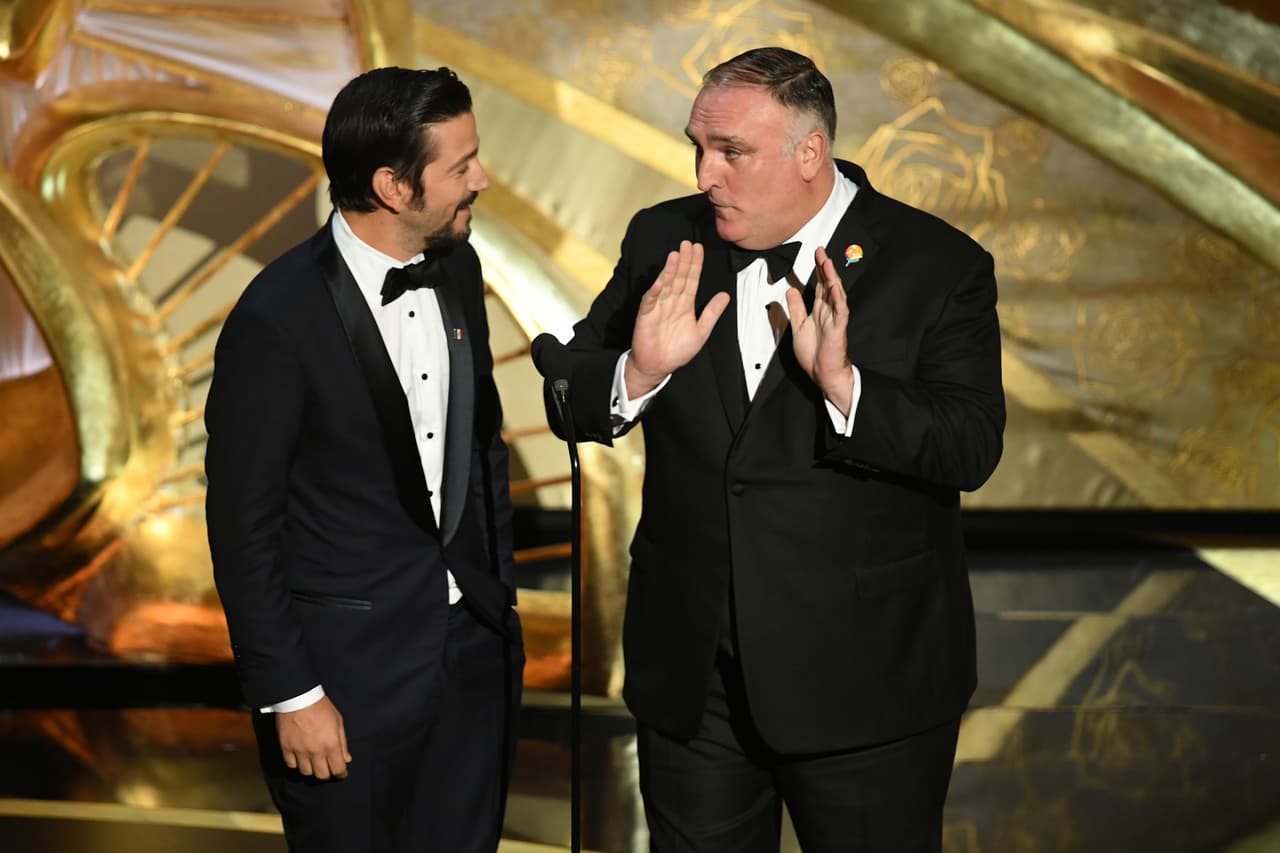 <b>8. El español (sin subtítulos) de Diego Luna:</b> Al subir al escenario acompañado por el chef José Andrés, el mexicano aprovechó para hablar en español sin esperar a los traductores al presentar a la película 'Roma'.