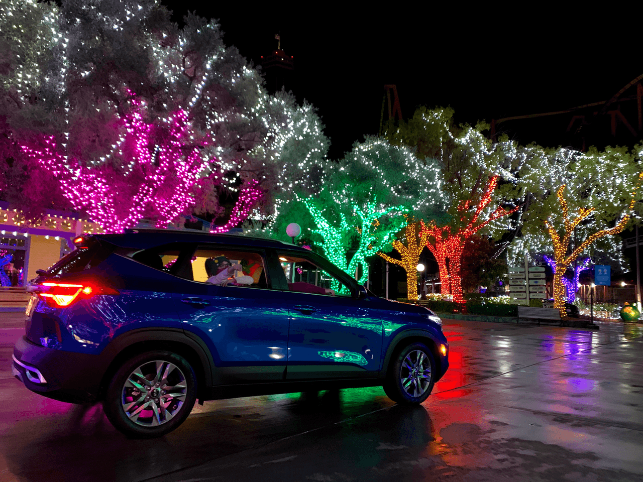 Las familias pueden disfrutar del espíritu navideño sin salir del vehículo en el recorrido de Six Flags Magic Mountain. Sin duda, una alternativa que muchos pequeños apreciarán tras meses sin muchas opciones para distraerse.