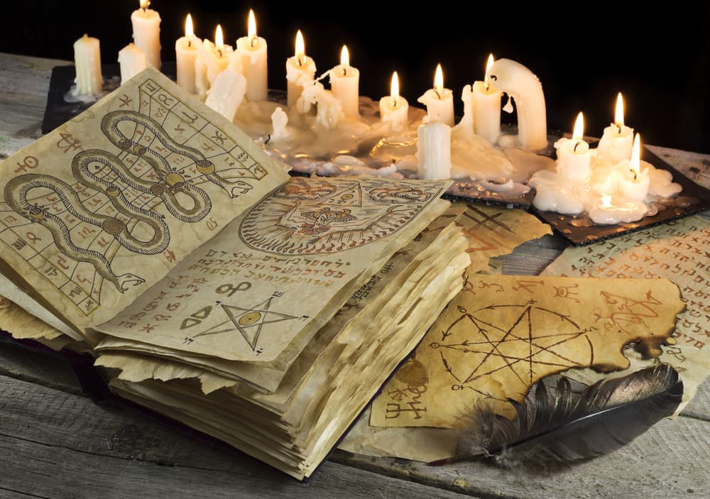 <b>¿Cómo funciona la sesión?</b>
<br>Para quienes se toman en serio la presunción que el tablero Ouija puede comunicarles con supuestos espíritus, la sesión se realiza de forma similar a otras de su tipo.