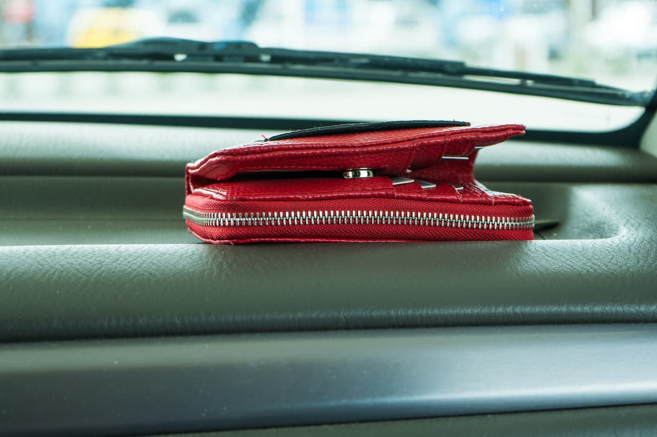 Contrario a lo que se podría pensar, el reporte de Uber asegura que la mayoría de los artículos olvidados en sus autos son rojos y no oscuros.