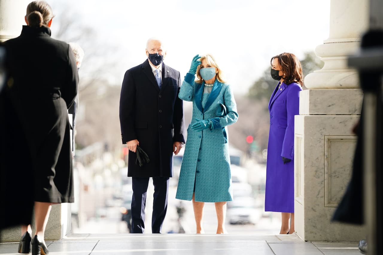 La nueva pareja presidencial a su llegada al Capitolio estadounidense. A la derecha Kamala Harris, la futura vicepresidenta.