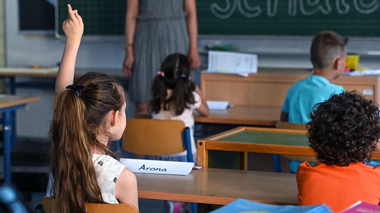 Las 
<b><a href="https://www.univision.com/local/chicago-wgbo/programas-de-verano-educan-y-entretienen-ninos-chicago-de-forma-gratuita">Escuelas Públicas de Chicago (CPS, por sus en inglés)</a></b> anunciaron que 
<a href="https://www.univision.com/local/chicago-wgbo/escuelas-publicas-chicago-requerira-mascarillas-distanciamiento-social-clases-presenciales">requerirán el uso de mascarillas de todos, a partir del próximo año escolar</a>c uando retomen las clases presenciales el 30 de agosto.