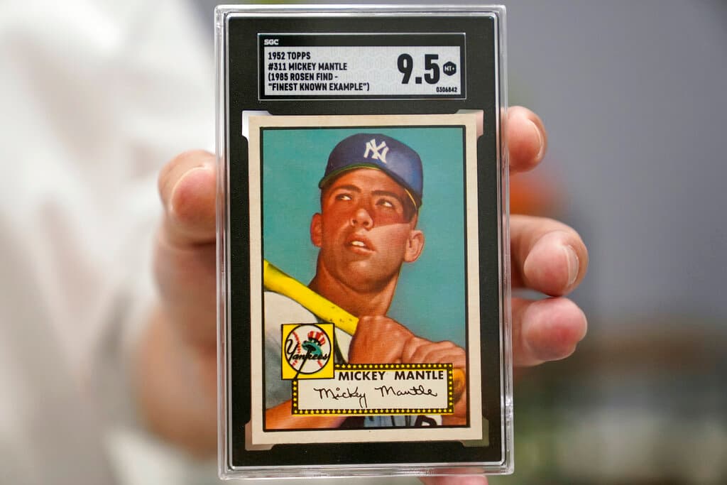 Una 
<a href="https://www.univision.com/noticias/trending/iconica-tarjeta-beisbolista-mickey-mantle-subasta-10-millones">tarjeta de béisbol de Mickey Mantle</a> en perfecto estado se vendió por 
<b>$12.6 millones</b> el domingo. Con este precio, la venta irrumpió en los libros de récords como la mayor cantidad jamás pagada por un recuerdo deportivo, en un mercado que se ha vuelto exponencialmente más lucrativo en los últimos años.