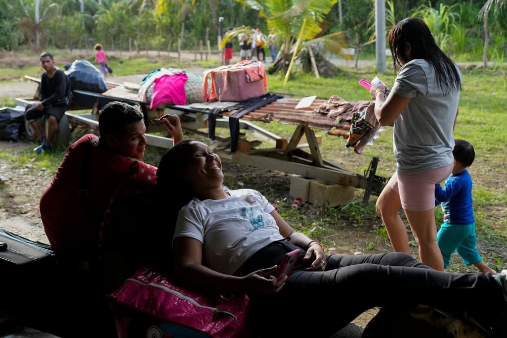 Karla Castillo descansa junto a otros migrantes en Puerto Cartí, en espera de abordar un barco rumbo a Colombia.