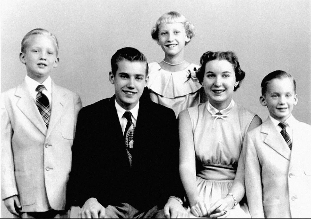 Su madre era una inmigrante escocesa y sus abuelos paternos fueron inmigrantes alemanes. En esta fotografía junto a su madre y hermanos publicada por Donald Trump en su cuenta de Facebook, aclaró que él es el personaje de la izquierda.