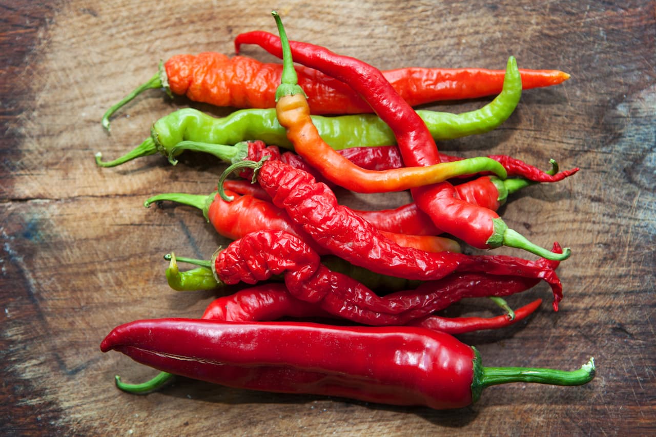Si te gusta la comida picante, estás de suerte. Un buen número de estudios indican que la capsaicina (ese elemento que explica el calorcito que producen los platos de cocina mexicana) estimula el consumo de grasa corporal y acelera el metabolismo.