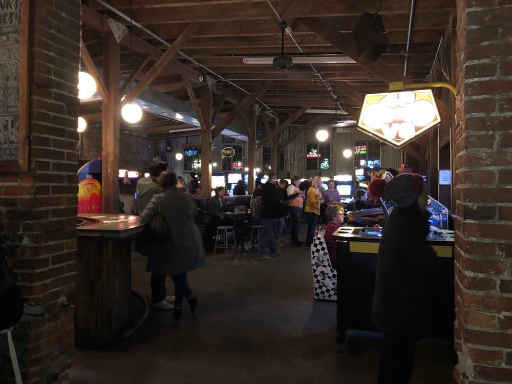 <b>Barcade</b>
<br>Dirección: 1114 Frankford Ave Philadelphia, PA 19123
<br>Teléfono: (215) 634-4400
<br>Sitio web: 
<a href="https://barcadephiladelphia.com/">https://barcadephiladelphia.com/</a> 
<br>
<b><a href="https://www.yelp.com/map/barcade-philadelphia">Cómo llegar</a></b>
<br>
<br>Los dueños dicen que “Barcade es una combinación de bar y sala de juegos con un enfoque en los videojuegos clásicos y la cerveza artesanal estadounidense”.