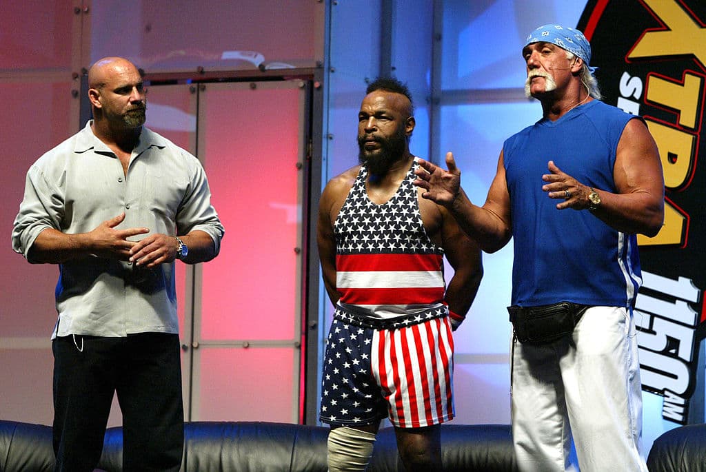 <b>Más allá del cuadrilátero. </b>Su fama trascendió la lucha libre. Participó en comerciales, programas de televisión y películas, como 
<i>Rocky III </i>junto a Sylvester Stallone. También protagonizó su propio reality show, “Hogan Knows Best”, que permitió a sus seguidores conocer su vida familiar y su lado más humano. En la imagen aparece en compañía del luchador Bill Golderg y el actor Mr. T.