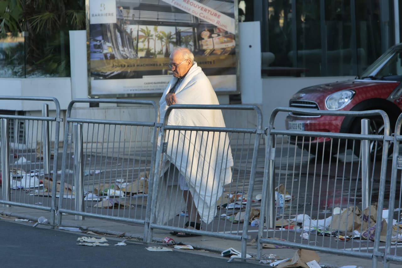 Habitantes de Niza se acercan a la calle donde ocurrió la tragedia. El ataque, que ocurrió ocho meses y un día después de que militantes del Estado Islámico atacaron la capital francesa y asesinaron a 130 personas.