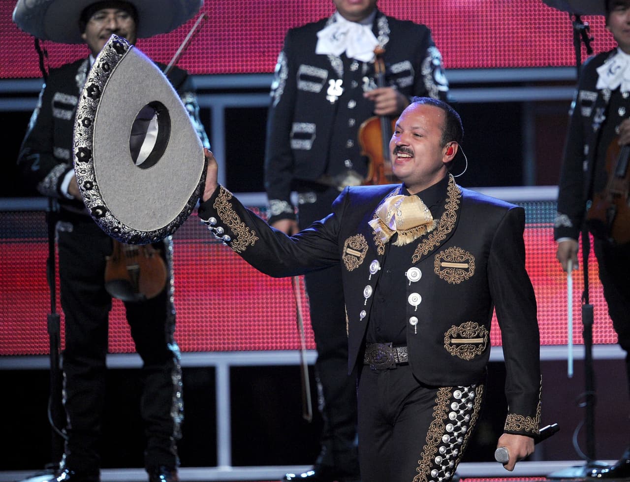 Ellos han logrado poner en alto el distintivo traje de charro de la mano de la música ranchera.