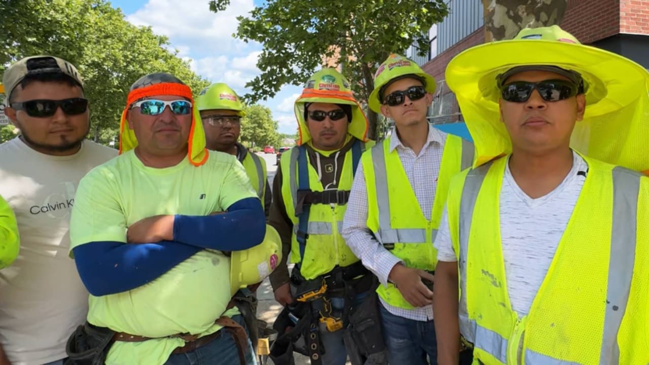 Trabajadores de la construcción afirman que son víctimas de represalias tras denunciar retención de salarios