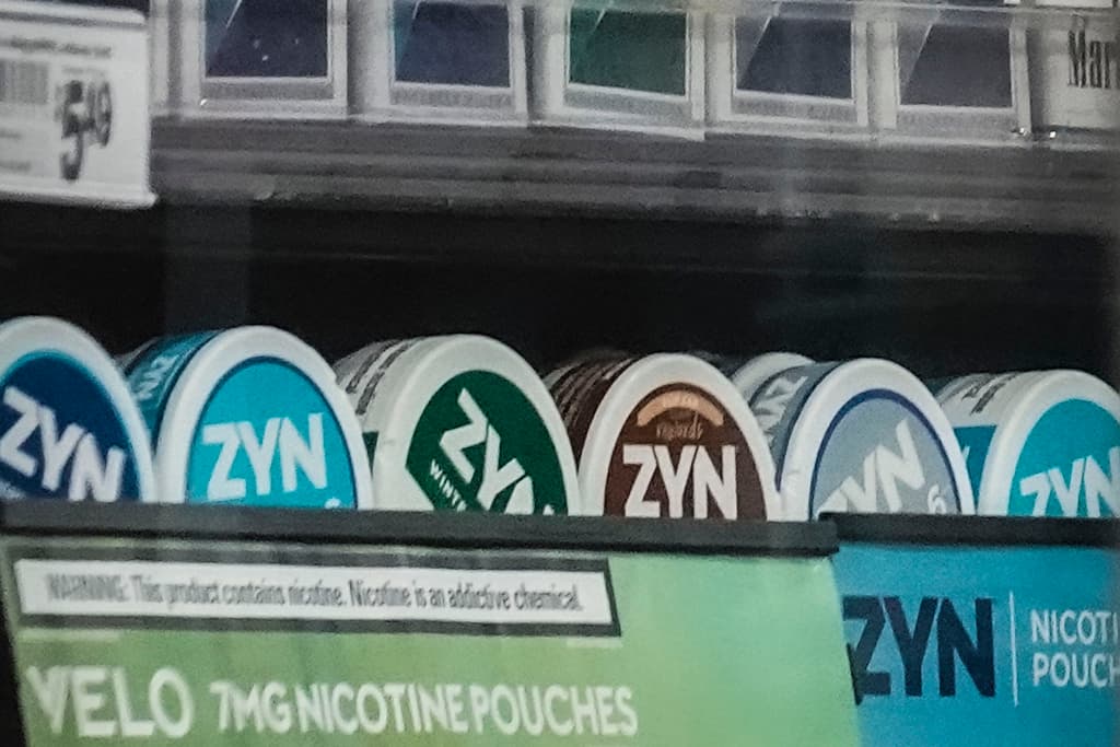 Cómo son las bolsitas de nicotina Zyn que la FDA autorizó para combatir la adicción al cigarrillo