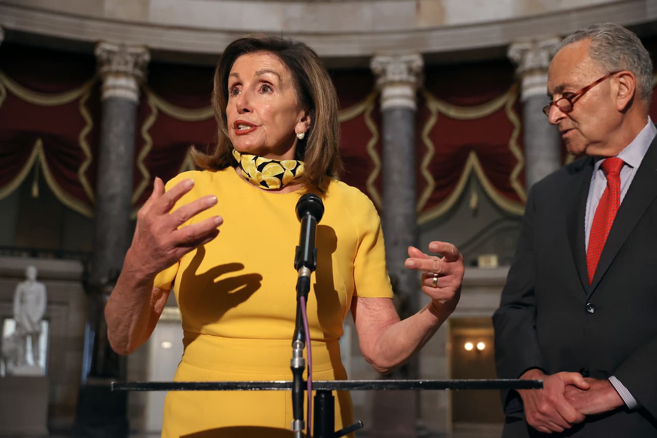 Por su parte, la líder demócrata de la Cámara de Representantes, Nancy Pelosi, dijo este martes en una entrevista con PBS News Hour que ambas partes reconocen que se deben llegar a un acuerdo, pero que aún 
<a href="https://www.univision.com/noticias/dinero/pocos-avances-en-la-negociacion-del-nuevo-paquete-de-ayuda-debido-a-serias-diferencias">existen diferencias sustanciales</a>.