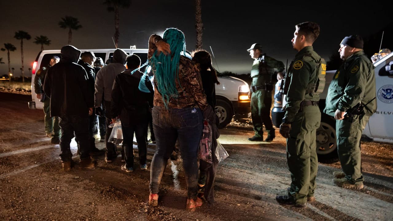 Pentágono aprueba usar dos bases militares para recluir inmigrantes: resumen de las noticias del día