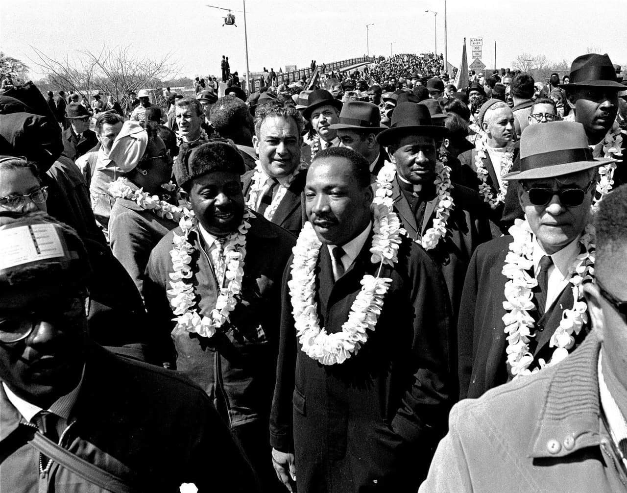 <b>Marcha de Selma (Alabama, 1965)</b>
<br>
<br>Activistas que luchaban por el derecho a registrarse como votantes habían intentado marchar para protestar desde Selma hasta Montgomery, la capital del estado, a unas 50 millas. Fueron bloqueados y reprimidos violentamente por la policía estatal en un suceso conocido como el 'domingo sangriento'. 
<br>
<br>King dirigió una segunda marcha pero la detuvo justo antes de cruzar el puente donde habían ocurrido los enfrentamientos, lo que desconcertó a la policía que los esperaba y a los propios activistas preparados para la violencia. Finalmente un juez federal dictaminó que tenían derecho a continuar hasta Montgomery y obligó a las autoridades estatales a abrir el paso. King encabezó una tercera marcha que llegó a la meta con más de 20,000 personas. Unos meses después el congreso aprobó la Ley de Derecho al Voto.