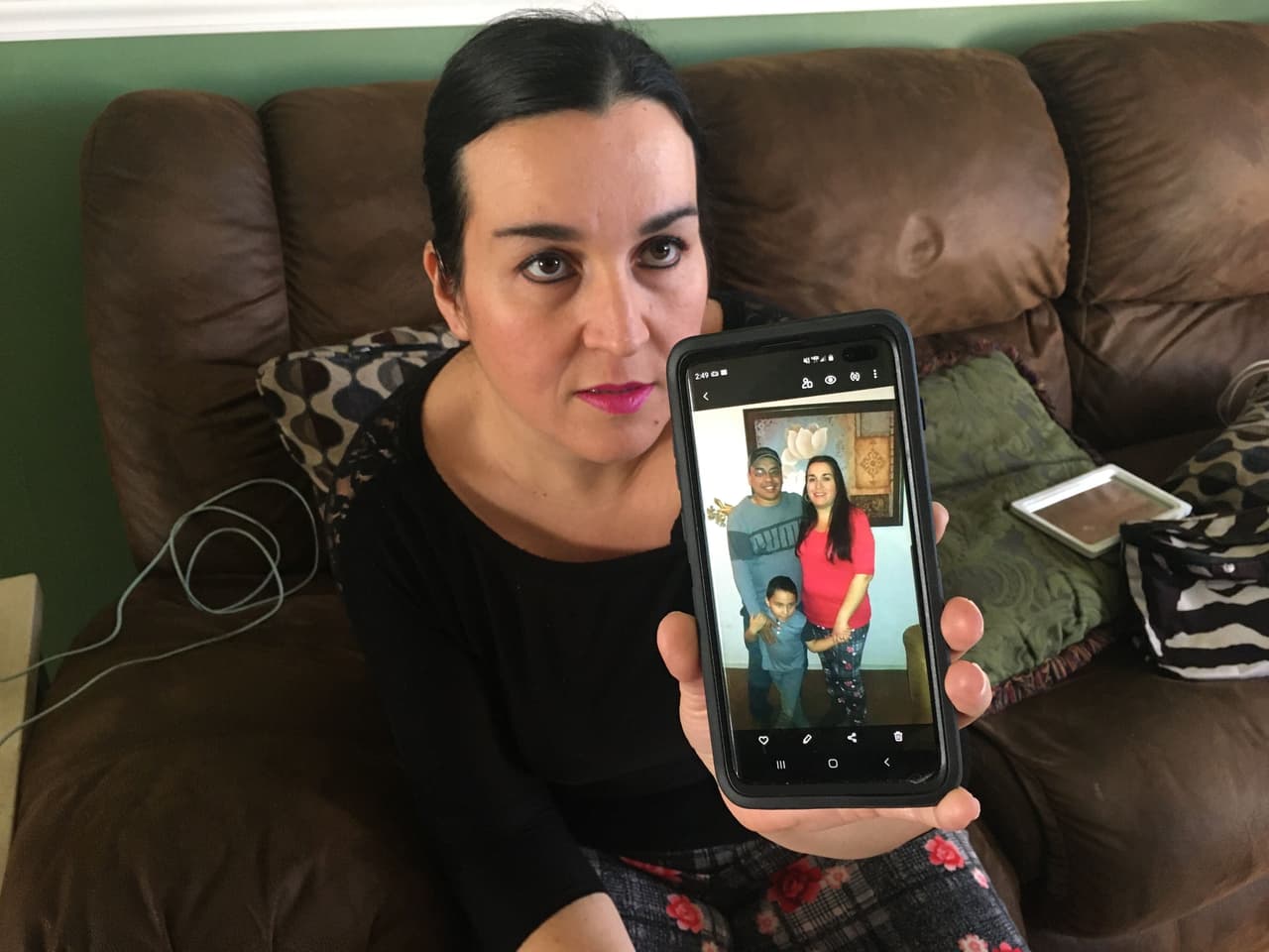 Mónica Segura muestra una foto donde aparece su esposo, en su casa en Carolina del Norte en febrero de 2020. En ese entonces, él estaba en una cárcel para migrantes en Stewart, en el estado de Georgia.