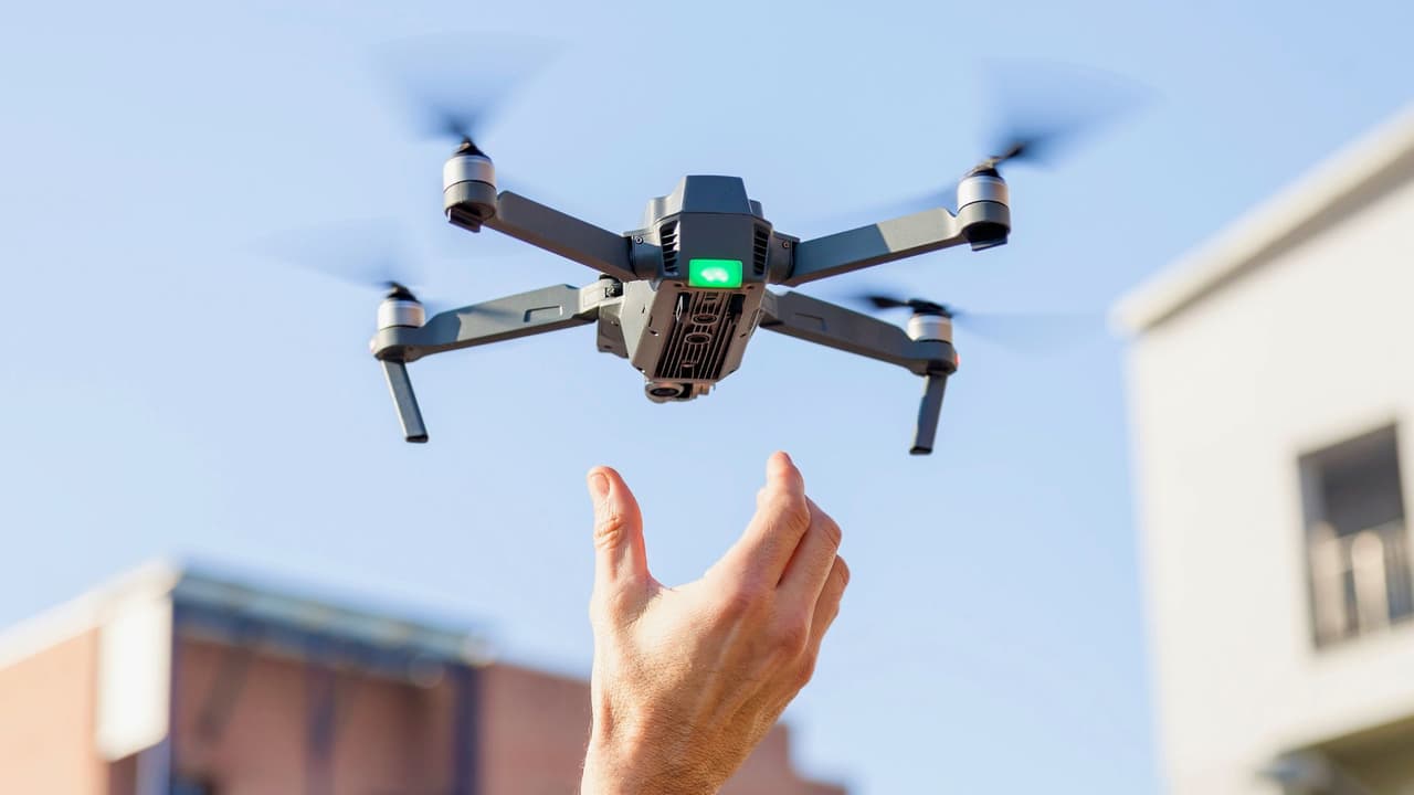 <h3 class="cms-H3-H3">🔎 Preguntas comunes y respuestas sobre cómo volar y operar un dron en Texas </h3>
<br>🔴 
<b>¿Dónde puedo volar mi dron legalmente en Texas?</b>
<br>🟢 Puedes volar tu dron en áreas abiertas y no prohibidas, siempre que no interfieras con las operaciones de otros pilotos, equipos de emergencia o personas. Es vital revisar las restricciones específicas de cada zona utilizando 
<a href="https://www.faa.gov/uas/getting_started/b4ufly" target="_blank">la aplicación B4UFLY antes de volar</a>.