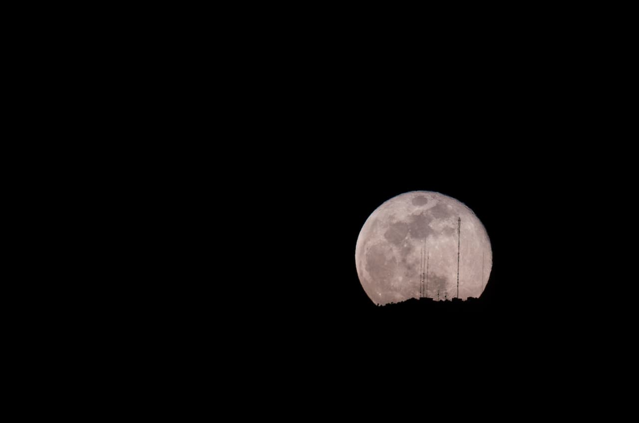 Vista de la Superluna desde la ciudad de Saltillo, en el estado de Coahuila. 
<b>Esta Luna llena corresponde también a Vesak, también conocido como Buda Purnima, una fiesta observada por los budistas en toda Asia.</b> A veces, informalmente llamado 'Cumpleaños de Buda', conmemora el nacimiento, la iluminación y la muerte de Gautama Buda. Además, ocurre casi en la mitad del mes del Ramadán, el mes sagrado para el Islam en que se reveló el Corán.