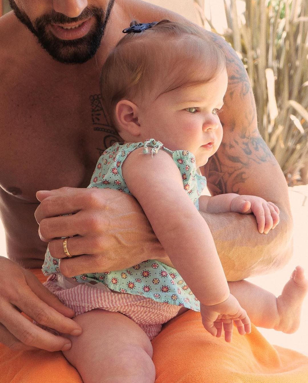 En 2018 se convirtió en padre por tercera ocasión, ahora de 
<b><a href="https://www.univision.com/famosos/ricky-martin-muestra-por-primera-vez-a-su-hija-lucia-tras-7-meses-de-su-nacimiento-fotos">Lucía (en foto),</a> </b>y en octubre pasado dio la bienvenida a su cuarto hijo a quien llamó 
<b>Renn, </b>ambos procreados por el mismo método.