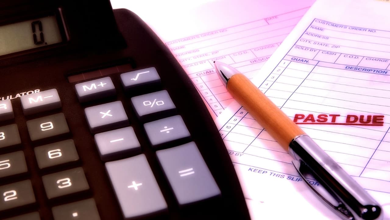 <b>Programa de Gestión de la Deuda: </b>Con un programa de manejo de deudas, una compañía de asesoría crediticia se encargará de su consolidación con la esperanza de obtener una mejor tasa de interés y tarifas más bajas. Se le asignará un consejero, quien establecerá un plan de pago y educación para usted. Este programa es específicamente para deudas no garantizadas, como tarjetas de crédito y facturas médicas.