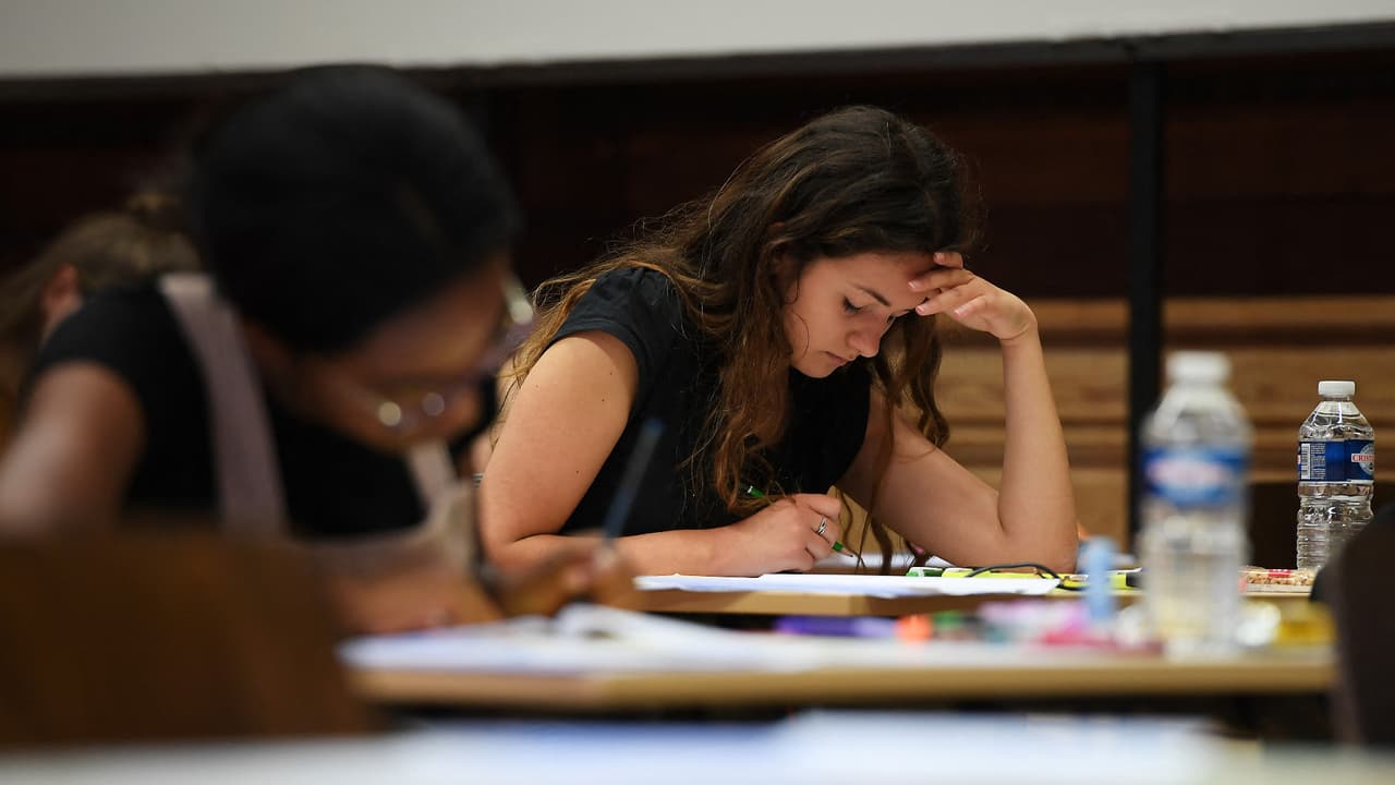 ¿Qué debe hacer un joven extranjero para estudiar la universidad en Estados Unidos?