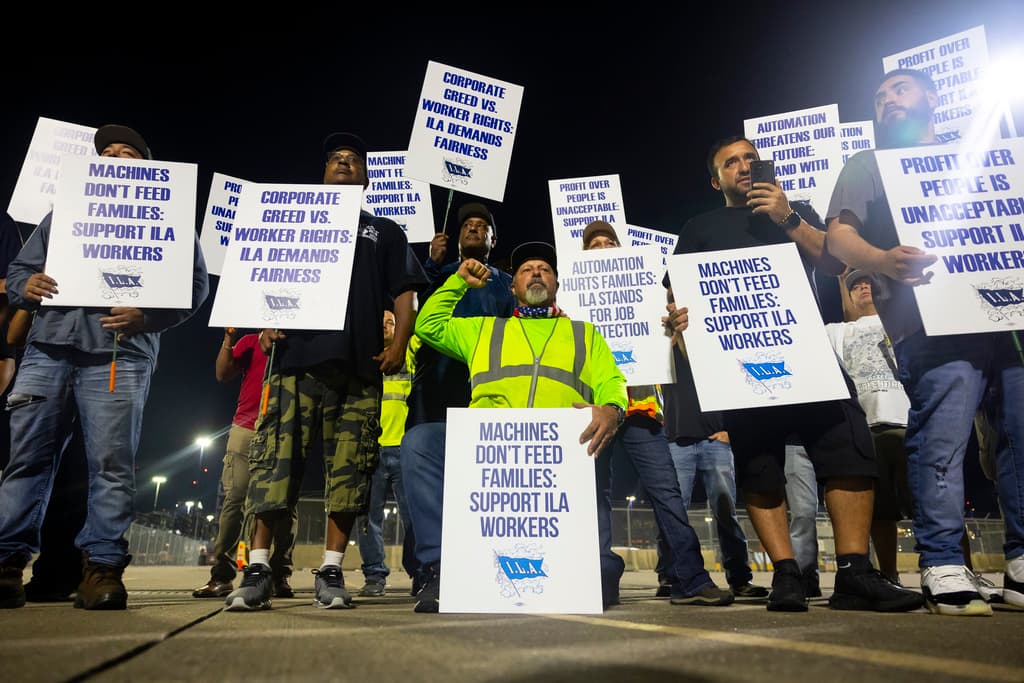 Trabajadores portuarios en EEUU se declaran en huelga: qué puertos se paralizan y cuál sería el impacto en los consumidores