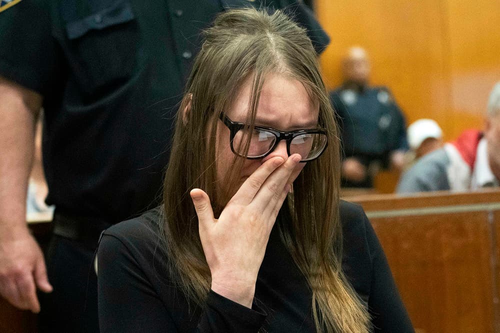 Trató de engañar a todos y lo logró... hasta que fue descubierta y acabó en la cárcel. Anna Sorokin, una joven inmigrante, fue sentenciada en el 2019 en Nueva York por haber estafado a numerosas personas haciéndose pasar por una rica heredera. En la imagen, Sorokin llora al conocer su sentencia. Su caso fue tan sonado y esperpéntico, que Netflix decidió hacer una serie: 'Inventing Anna'.