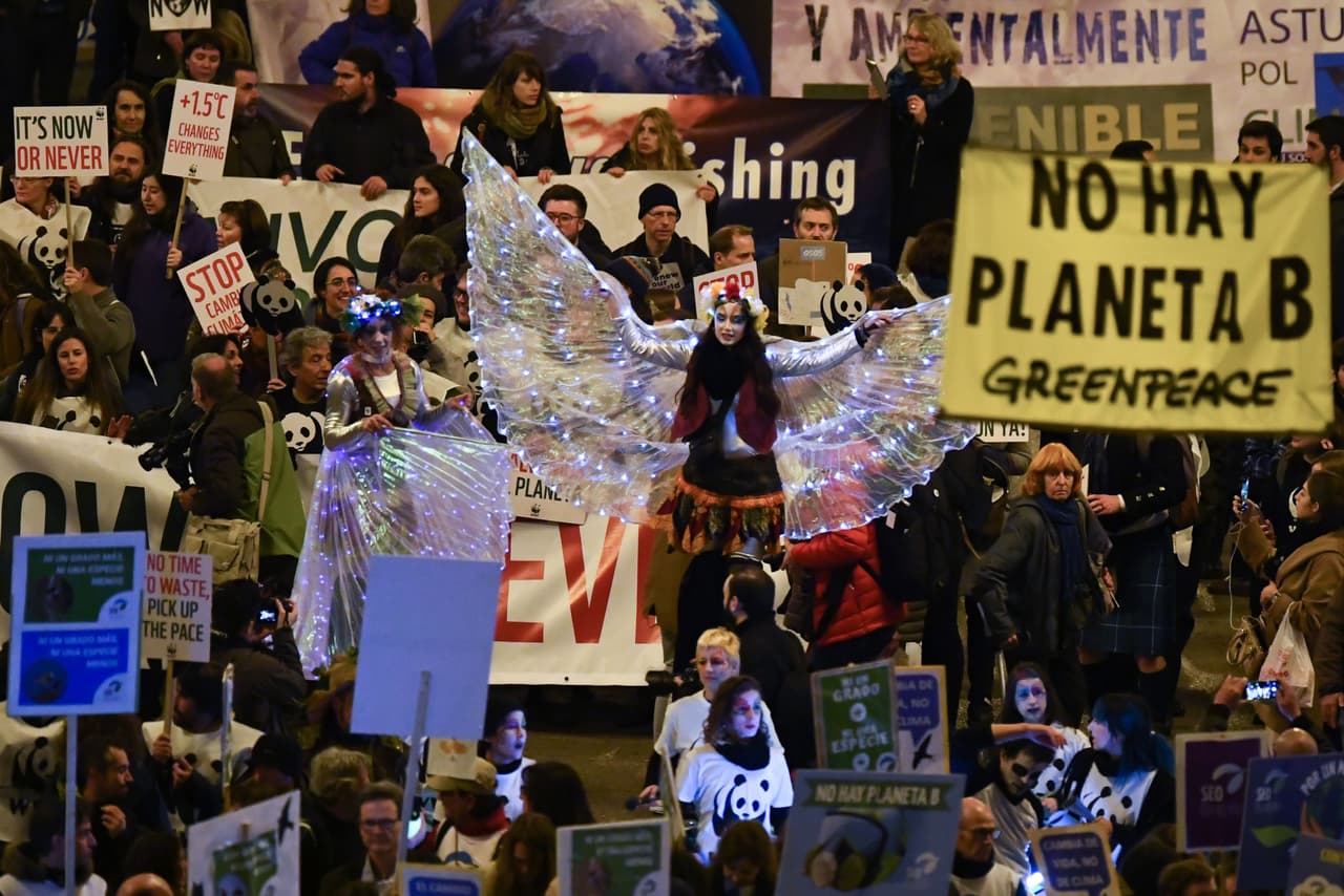 “No hay planeta B”. Este mensaje visto en Madrid se ha repetido en las manifestaciones por el clima que se han dado en los últimos meses en todo el mundo, parte de un movimiento global impulsado por 
<a href="https://www.univision.com/noticias/medio-ambiente/la-concentracion-de-gases-de-efecto-invernadero-marca-otro-record-historico">la creciente preocupación por los incendios forestales</a>, ciclones, sequías e inundaciones cada vez más intensas y frecuentes.
