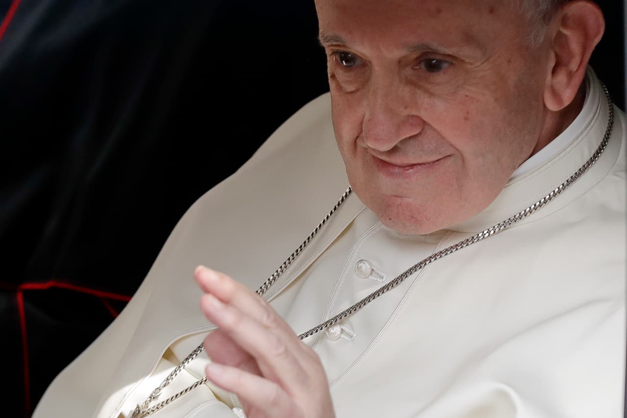 El Papa a su salida del castillo de Dublin, tras reunirse con el primer ministro Leo Varadkar.