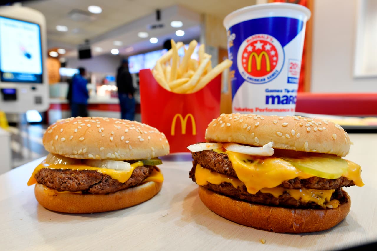 <b>McDonald’s. Calificación: F. </b>Tiene 14,036 restaurantes en EEUU, lo que la convierte en la mayor cadena de comida rápida del país. Sus ventas en 2017 fueron de 37,640 millones de dólares. 
<a href="http://corporate.mcdonalds.com/content/dam/%20gwscorp/scale-for-good/McDonalds-Global-Vision-for-Antimicrobial-Stewardship-in-Food.pdf."><u>Tiene una política de uso de antibióticos disponible</u></a> que no fue auditada. Aunque respondió el cuestionario enviado por los investigadores, solo logró seis puntos de 100 en la evaluación.