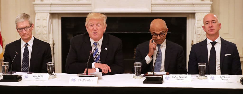 En 2017, ya con el presidente 
<b>Donald Trump</b>, en una reunión con otros líderes de las empresas tecnológicas para modernizar la tecnología de la información del gobierno.
<br>