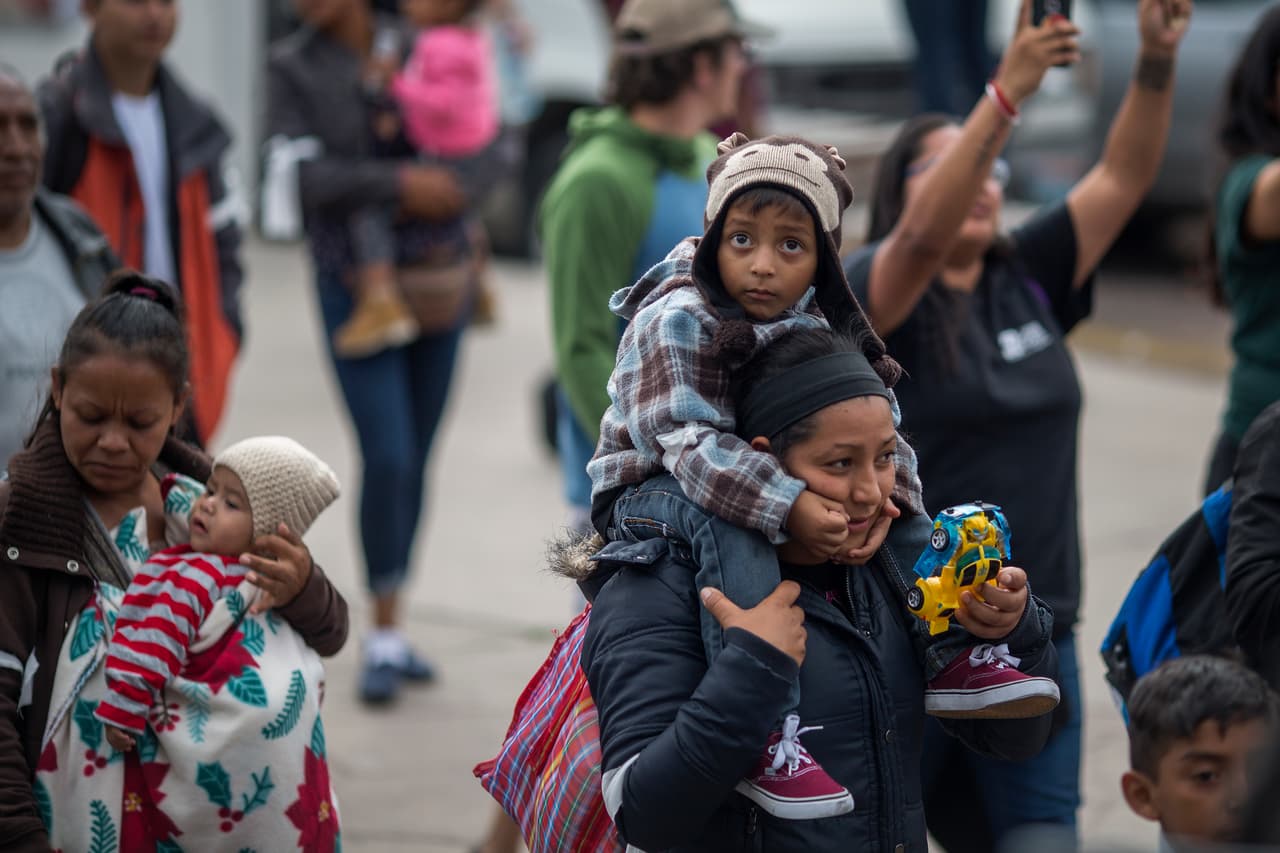 69 migrantes de la caravana entran a EEUU y preocupa la salud de los que siguen acampando en Tijuana