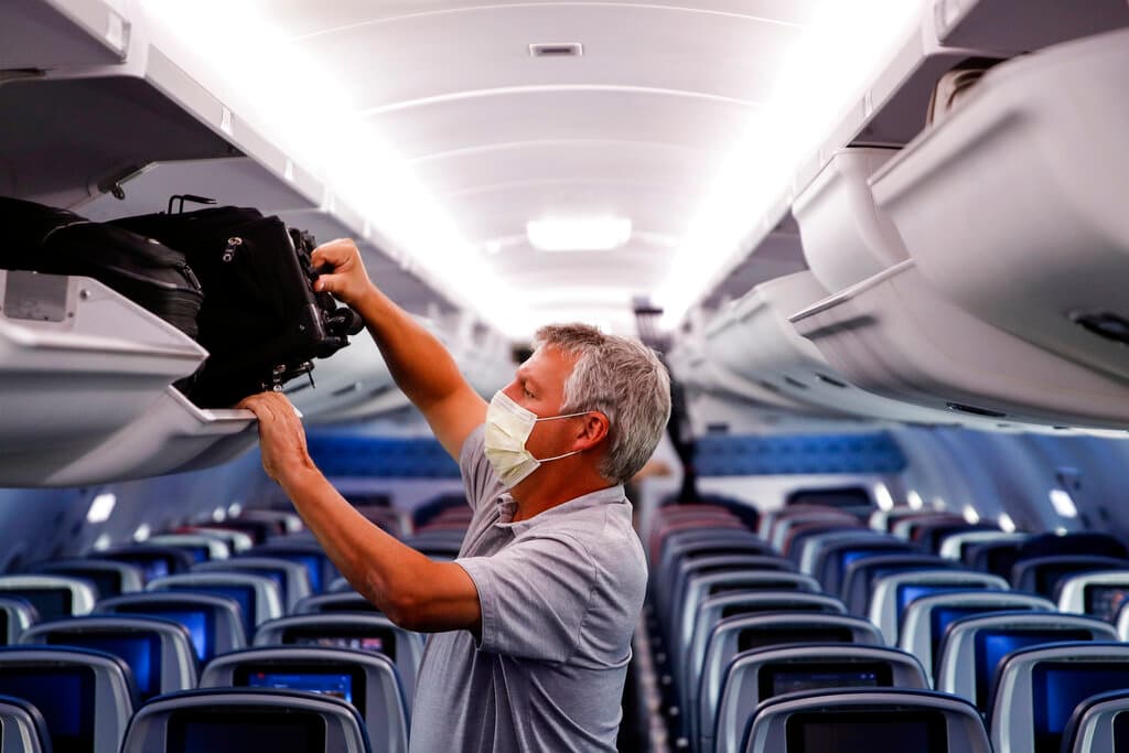 Los residentes no vacunados de países con tasas de vacunación inferiores al 10% de los adultos pueden ser admitidos en EEUU con una carta del gobierno que autorice viajar con fines urgentes, no turísticos, dijo la administración.