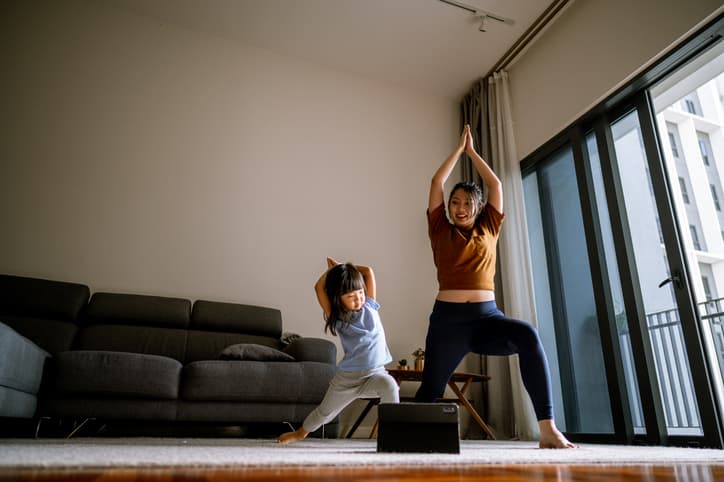Hay que tener en cuenta que el tipo y la cantidad de ejercicio que se realiza debe adaptarse a medida que cumplimos años. Si quieres asegurarte de que estás haciendo el tipo de ejercicio que corresponde a tu edad, 
<a href="https://www.univision.com/noticias/salud/que-ejercicio-es-el-mas-adecuado-para-cada-etapa-de-la-vida">consulta esta sencilla guía</a>.
<br>