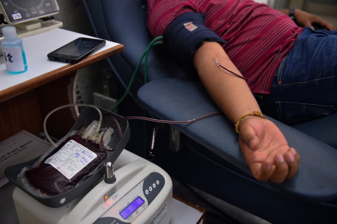 <b>Donar sangre o plaquetas- </b>Las vacaciones pueden ser difíciles para los bancos de sangre, explica la Cruz Roja.
<br>
<br>"La necesidad de sangre, y de donantes de sangre voluntarios, es constante y se aprecia especialmente durante la temporada navideña, cuando los horarios ocupados y los viajes de vacaciones o el clima inclemente pueden afectar la recolección de sangre", dijo la organización en un comunicado de prensa.